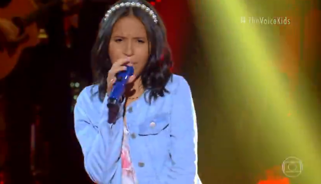 Isa Luz no palco do The Voice Kids